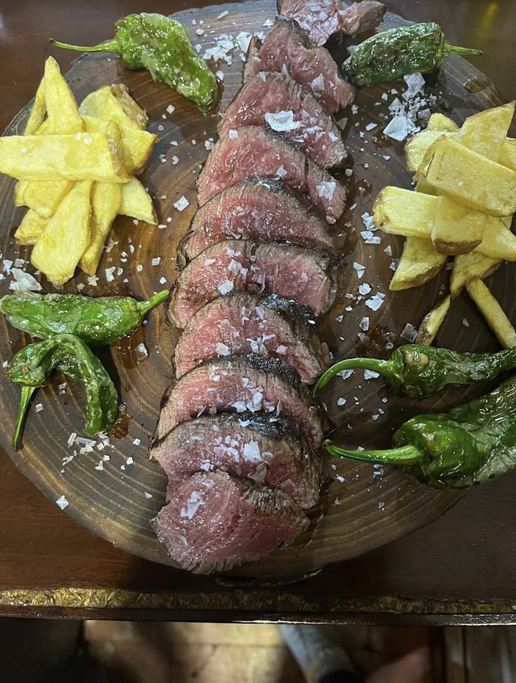 Solomillo a la piedra con patatas y pimientos
